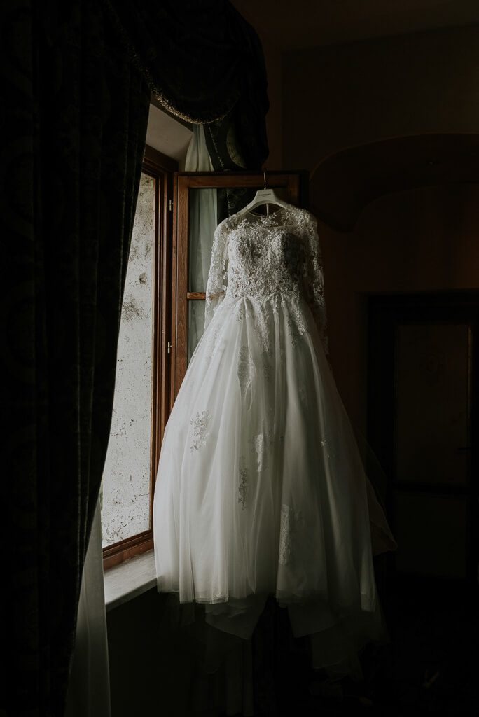 il vestito della sposa alla finestra