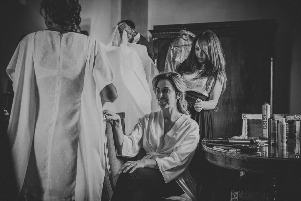 la sposa in preparazione con parenti e amici