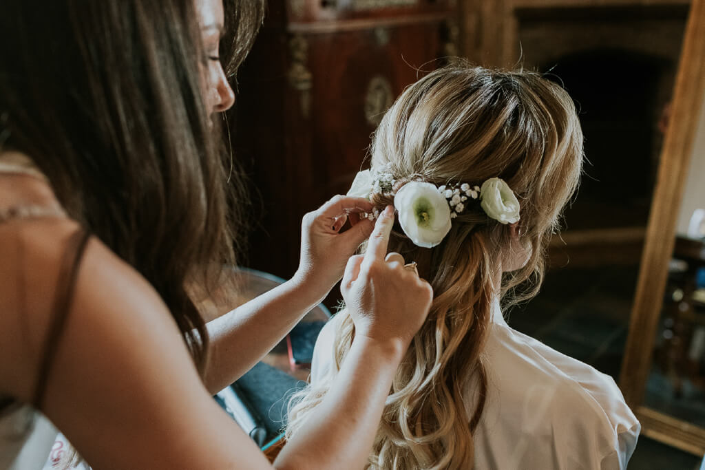 sistemazione acconciatura della sposa