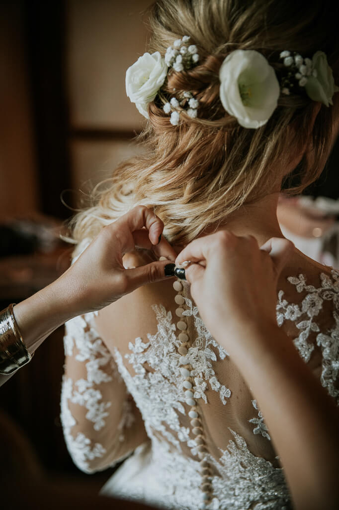 chiusura del vestito della sposa