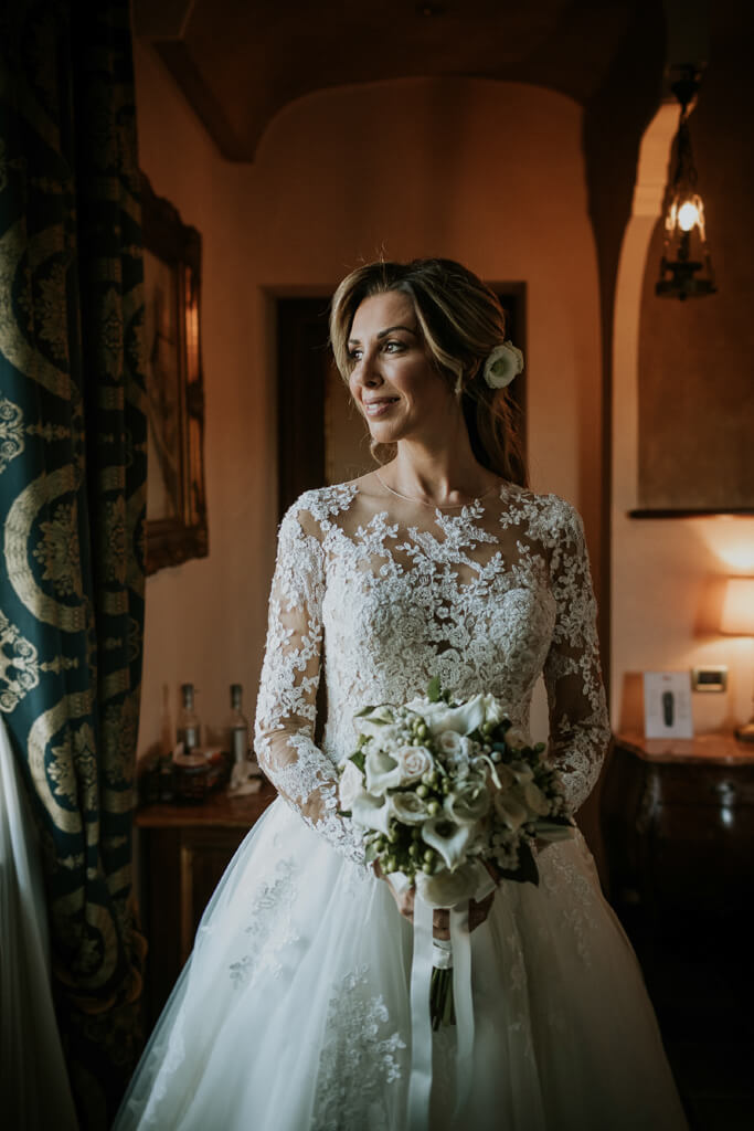 la sposa elegante col vestito bianco