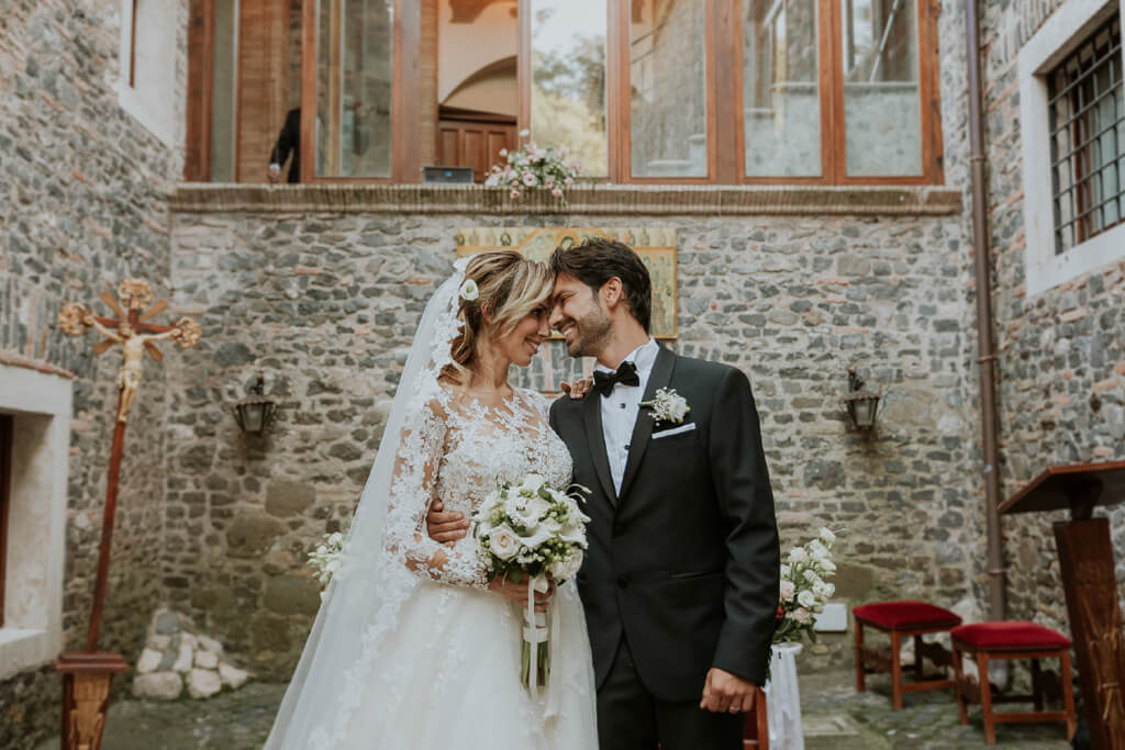 sposi dopo celebrazione al castello della castelluccia