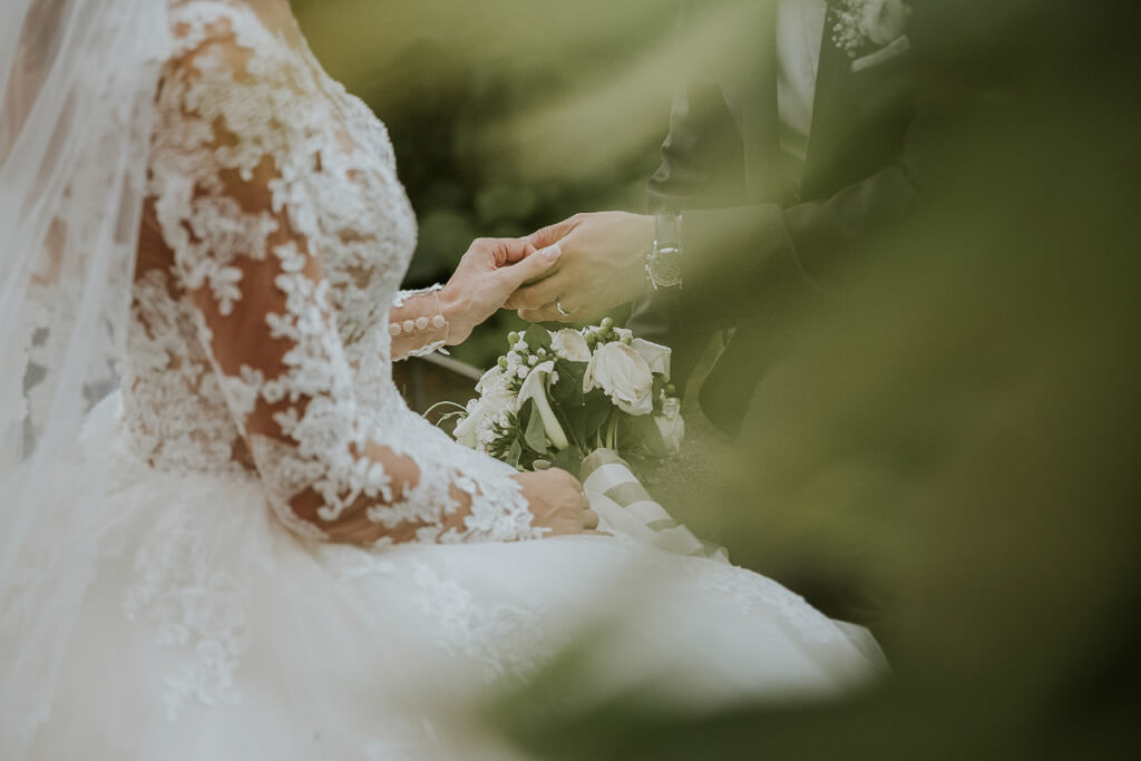 gli sposi si sfiorano le mani