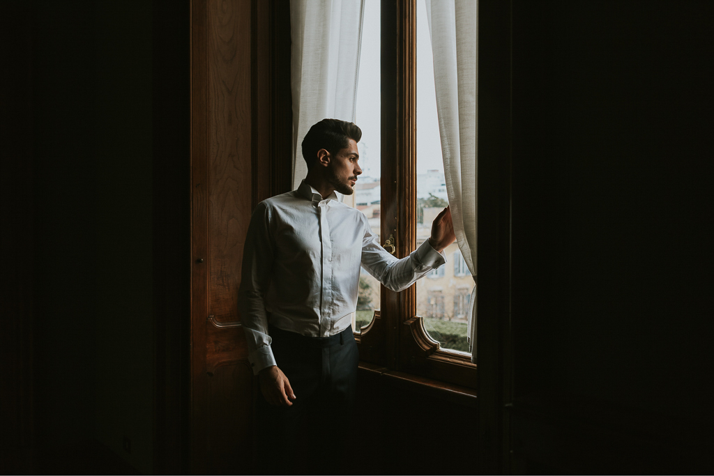 lo sposo osserva fuori dalla finestra