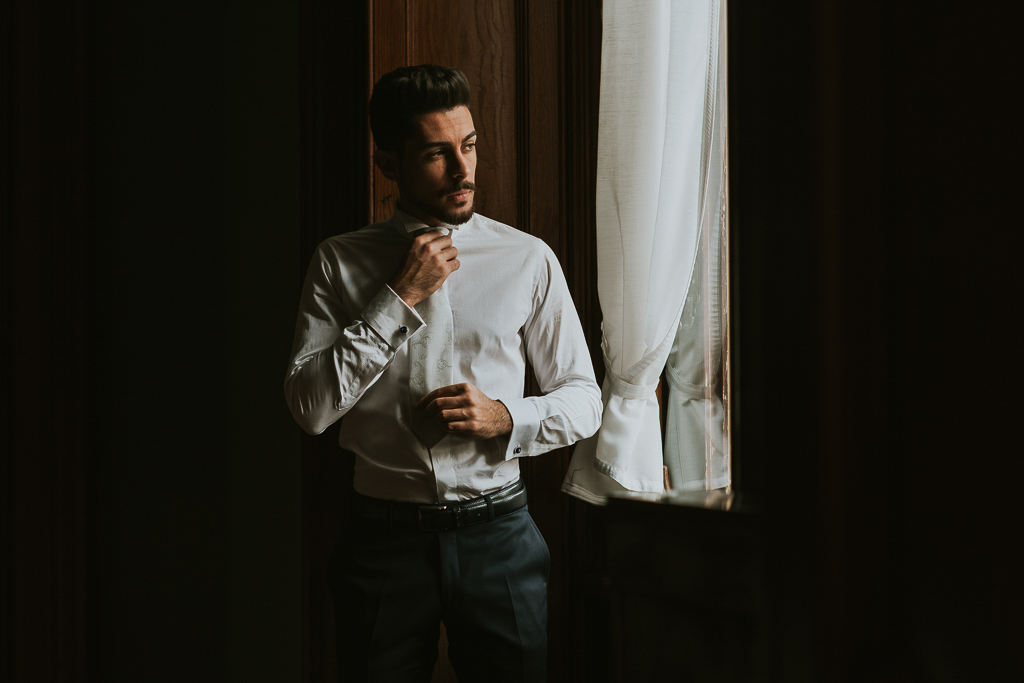 lo sposo si prepara per il destination wedding a roma