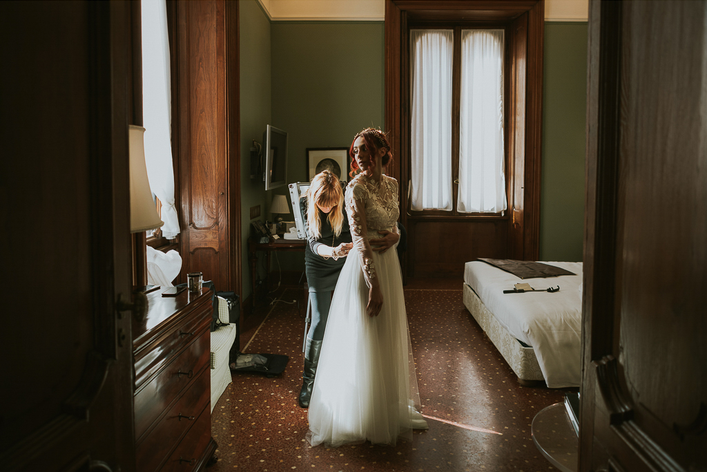 la sposa indossa il vestito bianco