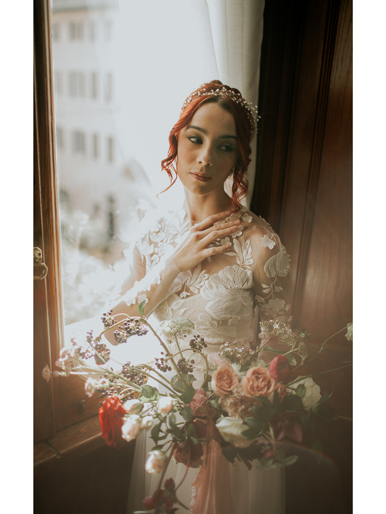 elegante sposa alla finestra per il destination wedding