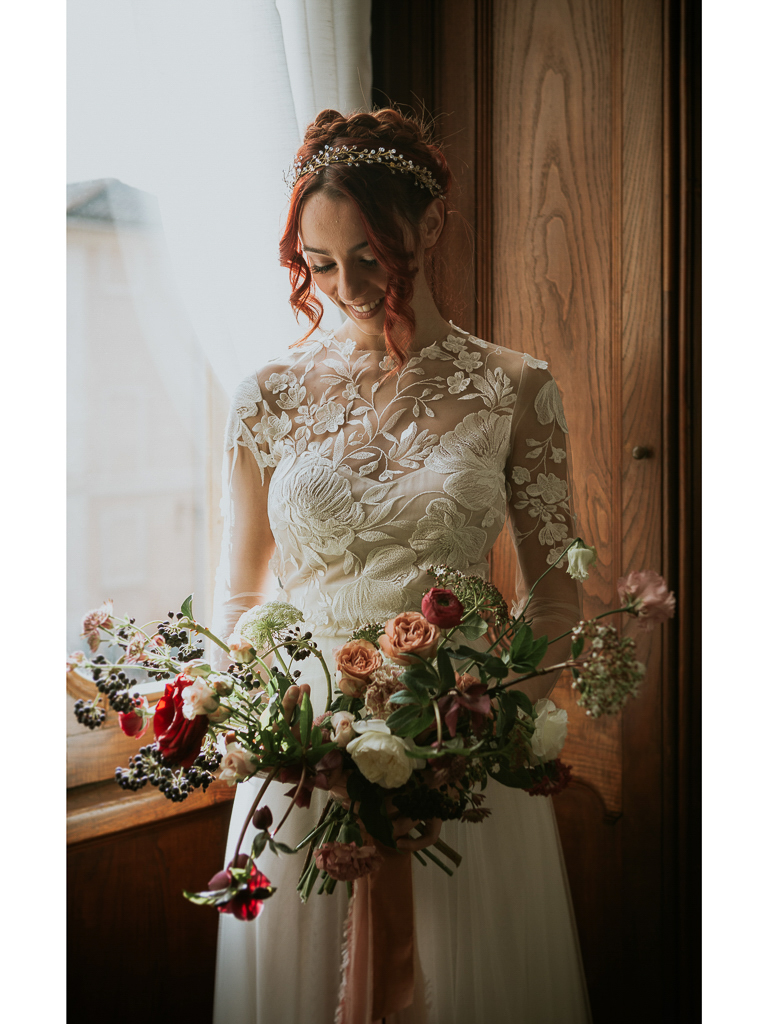 la sposa vicino alla finestra per il destination wedding a roma