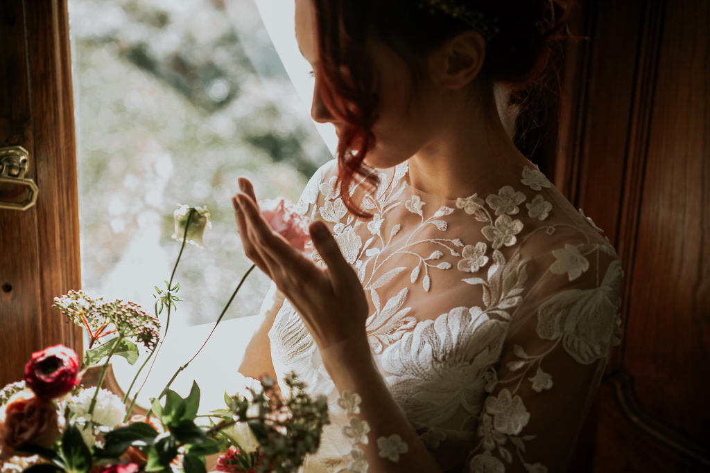 la sposa ammira il suo bouquet