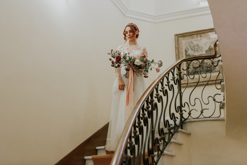 la sposa in cima alla scala