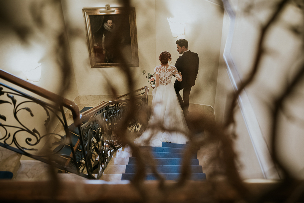 sposi scendono scalinata di villa spalletti