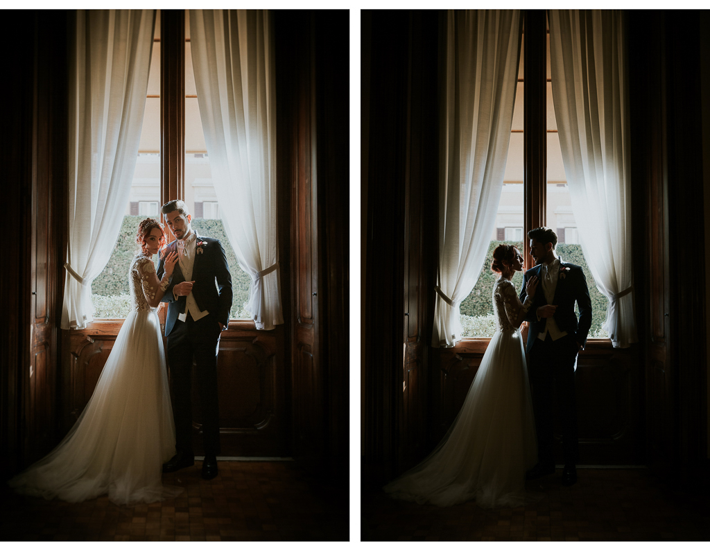 sposi posano davanti alla finestra