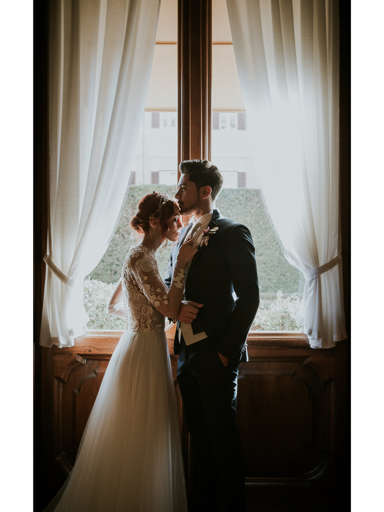 sposi davanti la finestra