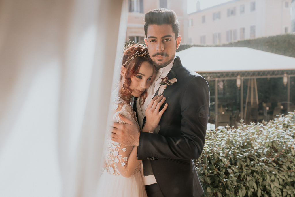 sposi si abbracciano in giardino per il destination wedding