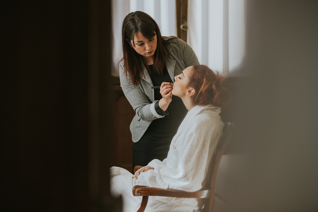 la sposa al trucco per il suo destination wedding a roma
