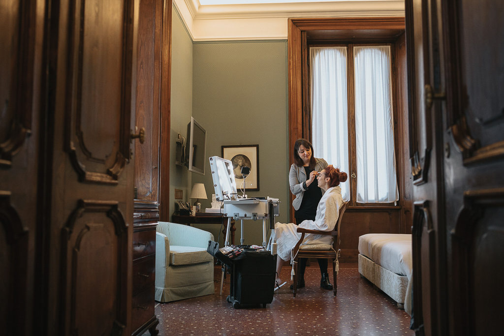 la sposa in preparazione nella sua stanza