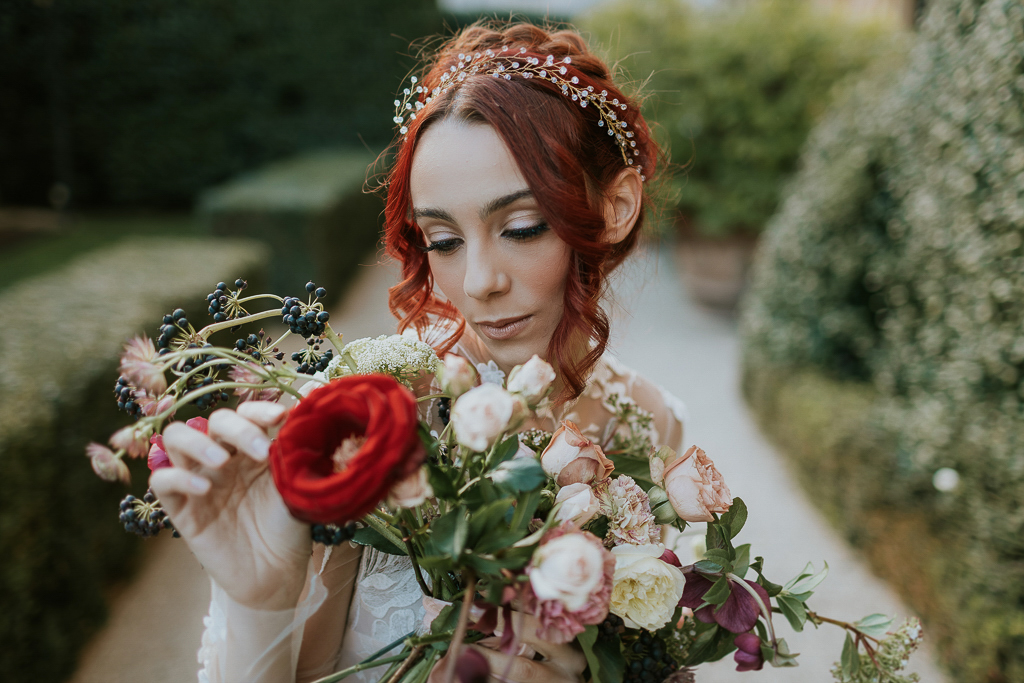 la sposa ammira il suo bouquet