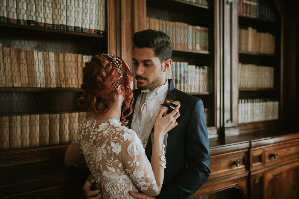 la sposo abbraccia la sposa del destination wedding