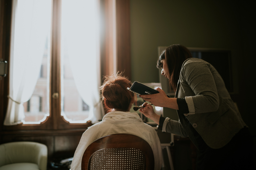 la sposa si trucca in controluce
