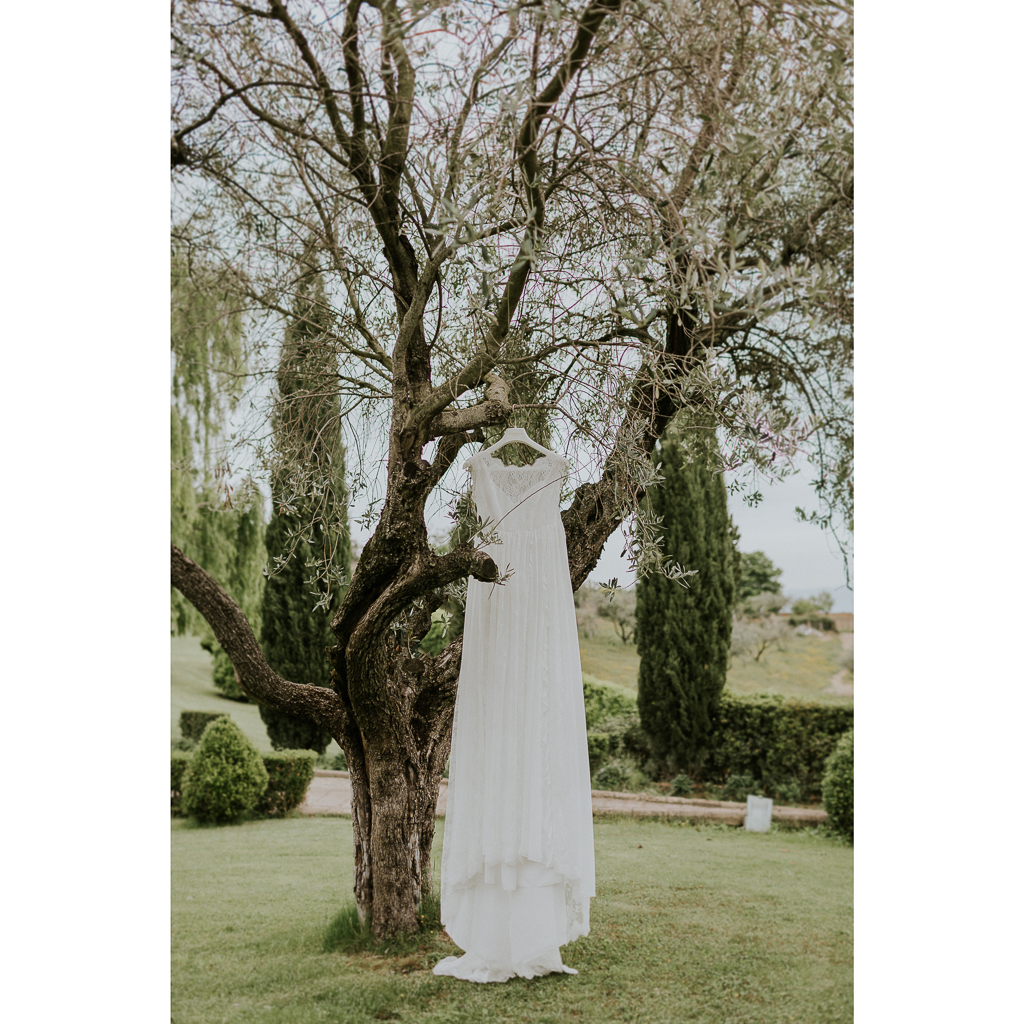 vestito della sposa nel giardino di tenuta ceccucci roma