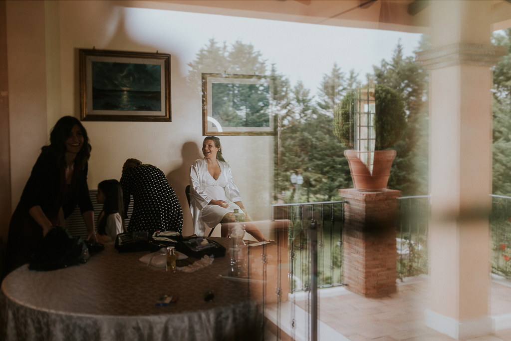 la sposa scherza nella sua stanza