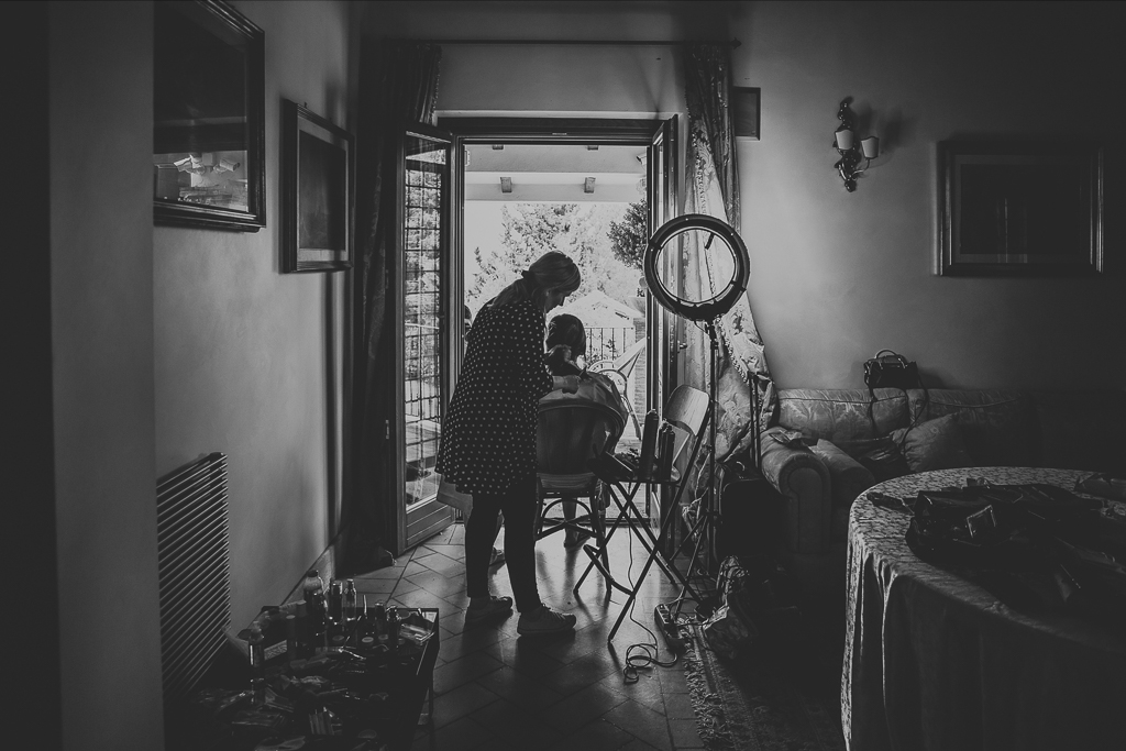 sposa si prepara al matrimonio in tenuta ceccucci roma