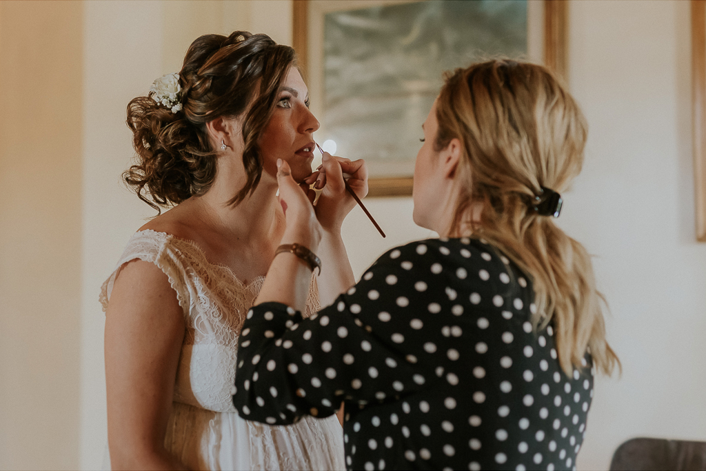 ritocco al trucco della sposa in tenuta ceccucci roma