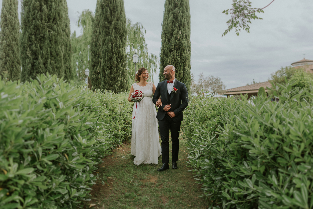 sposi passeggiano in giardino di tenuta ceccucci roma