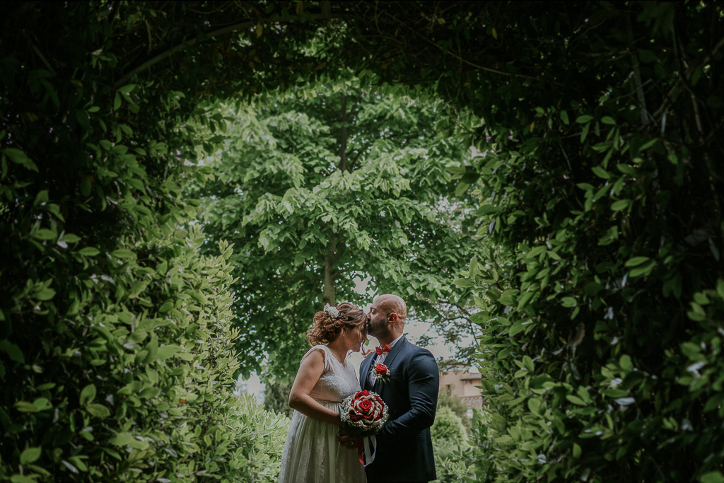 sposi si baciano nel giardino