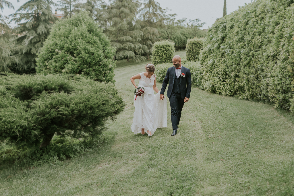 sposi passeggiano in giardino