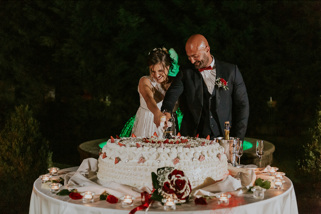 taglio della torta di matrimonio presso tenuta ceccucci roma