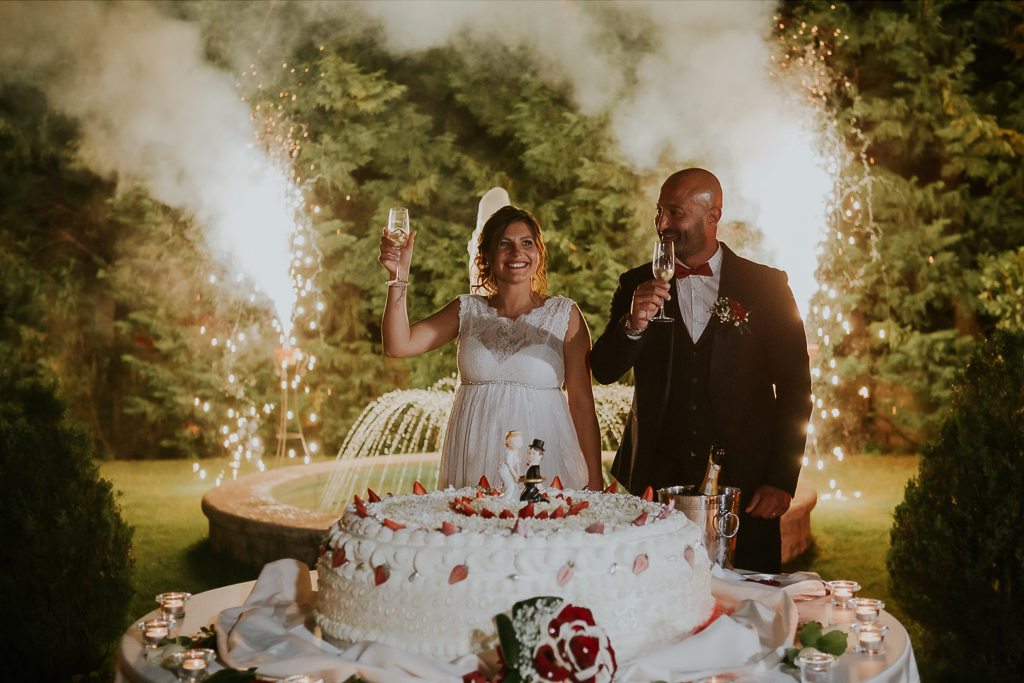 brindisi degli sposi al taglio torta con fuochi d'artificio