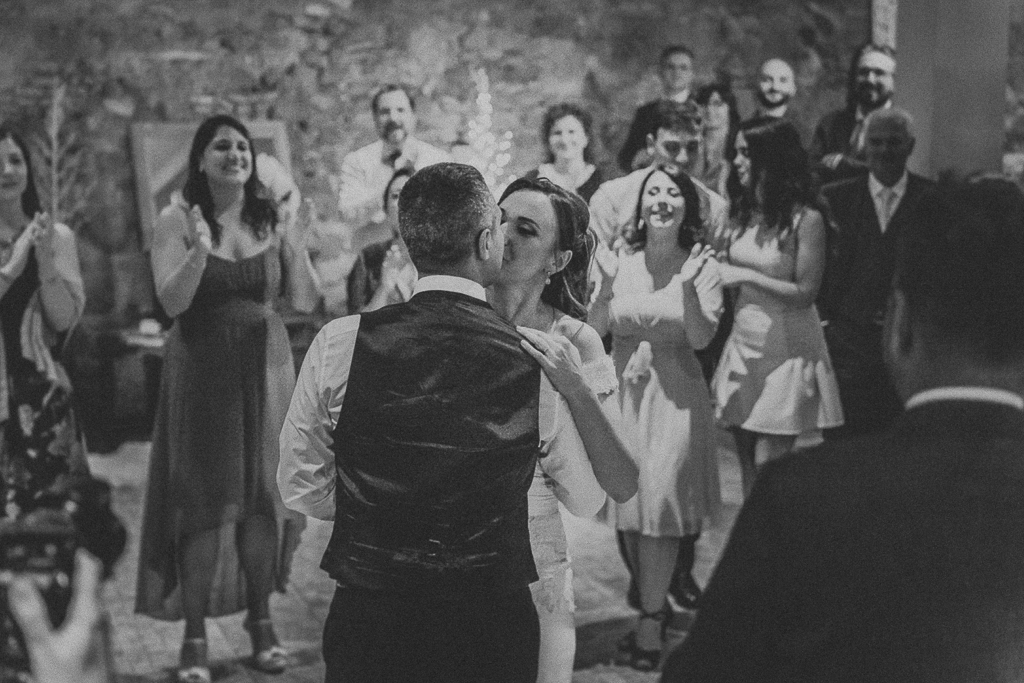 bacio degli sposi durante il ballo in villa grant a roma