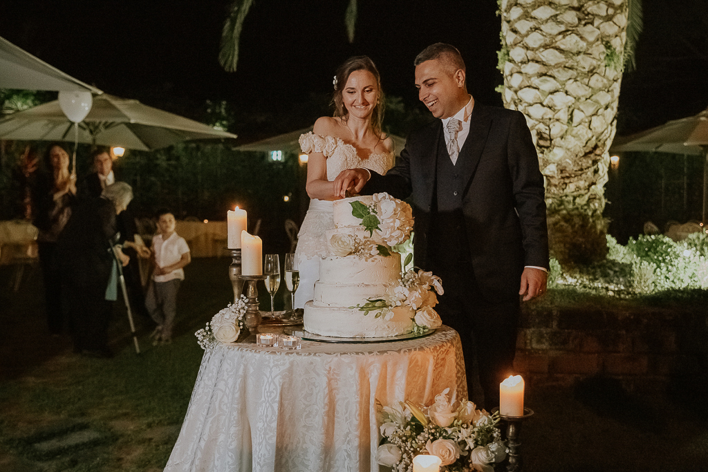 taglio della torta nuziale presso villa grant a roma