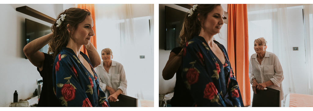 la mamma osserva l'acconciatura della sposa