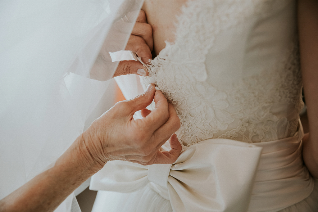 la chiusura del vestito della sposa