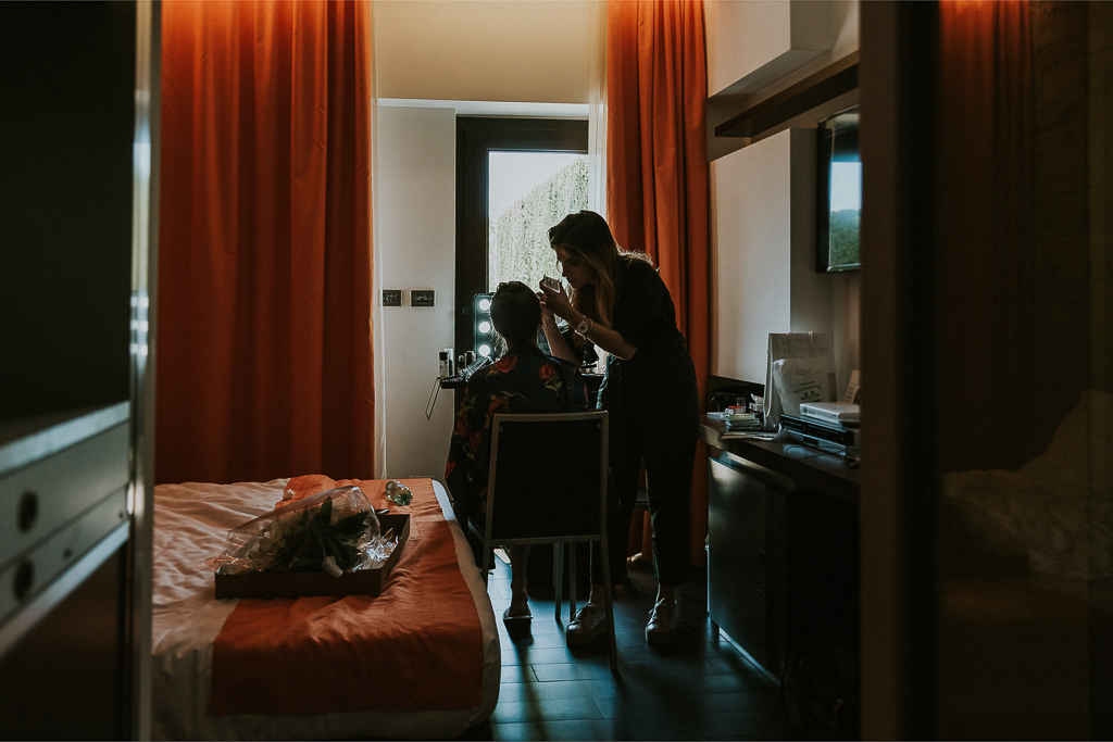 nella sua stanza la sposa si sta truccando