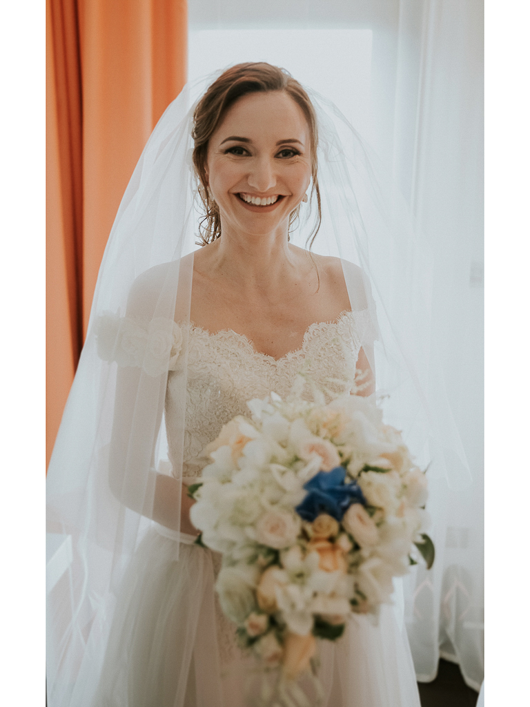 la sposa è pronta e sorridente per il suo matrimonio a roma