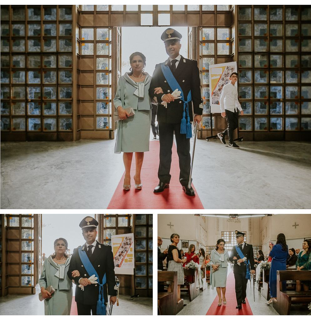 lo sposo entra in chiesa con la mamma