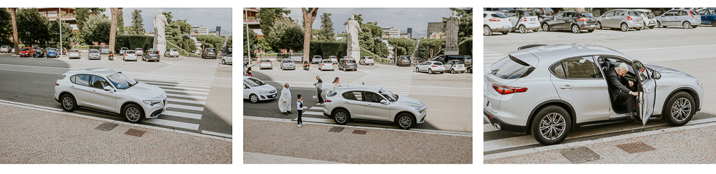 la sposa scende dall'auto per entrare in chiesa