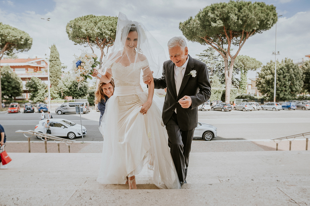 la sposa sale la scalinata col papà