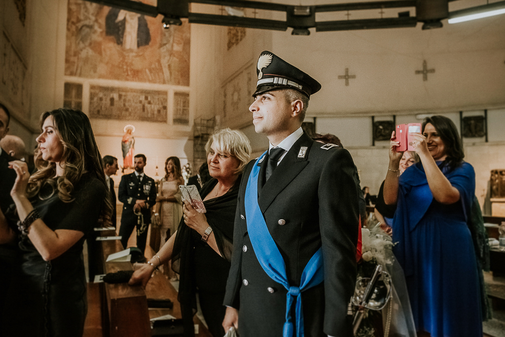 lo sposo attende la sposa in chiesa per celebrare il matrimonio a roma