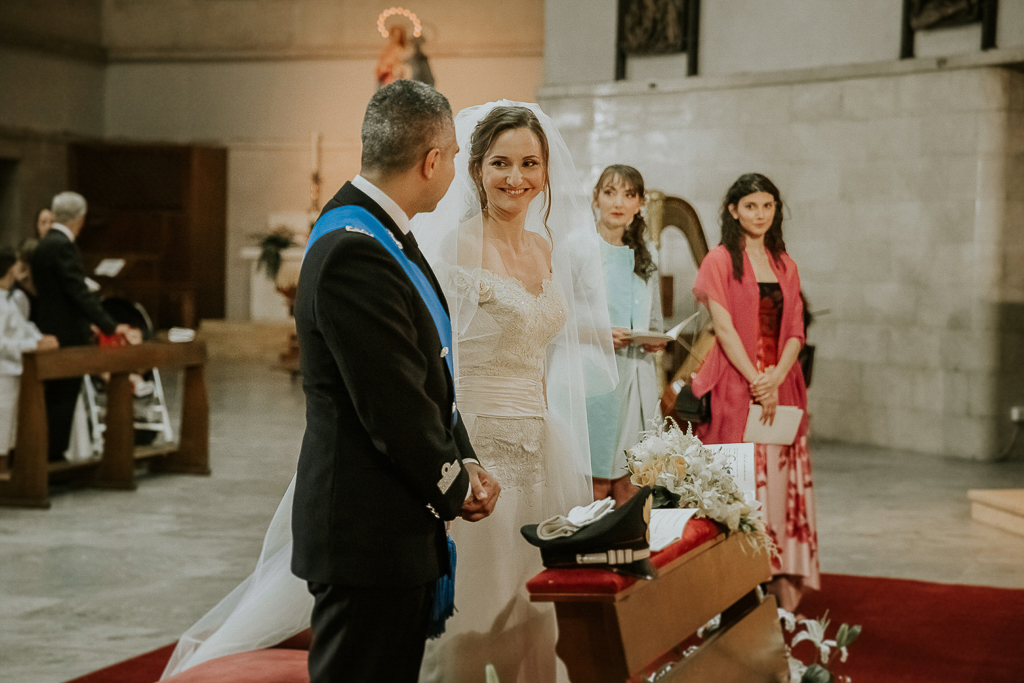 gli sposi sorridono durante la cerimonia