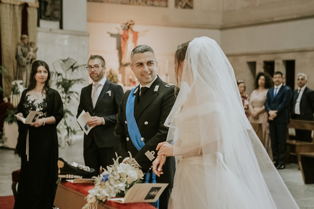 gli sposi si guardano durante la cerimonia di matrimonio a roma