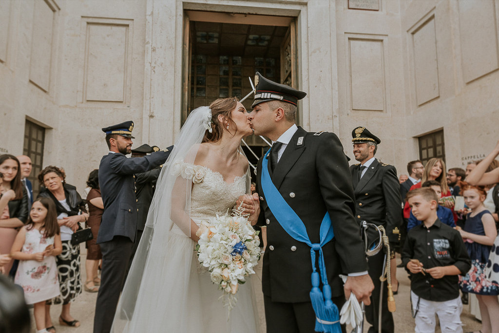 bacio degli sposi all'uscita della chiesa