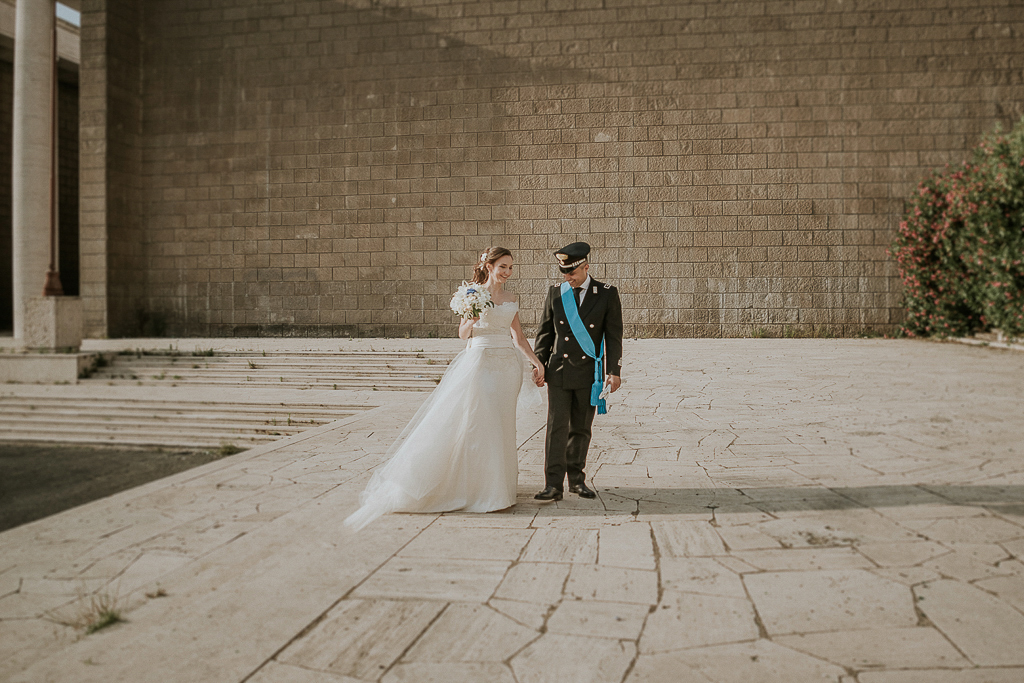 gli sposi camminano mano nella mano