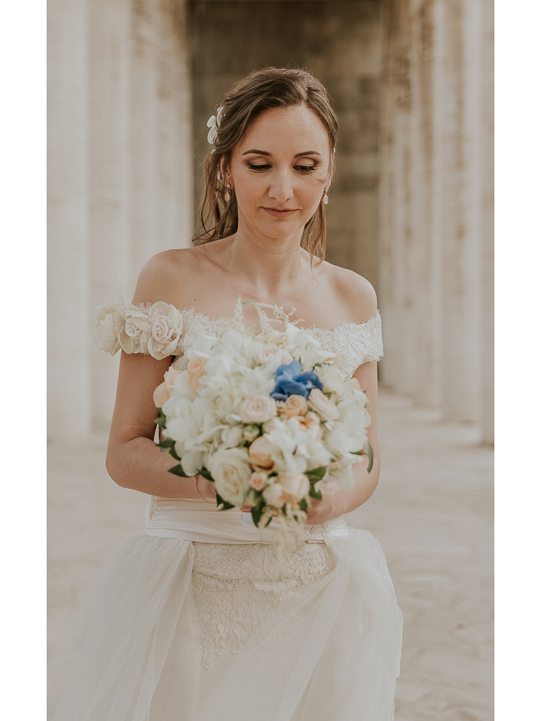 la sposa e il suo bouquet