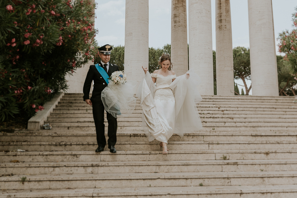 sposi scendono scalinata