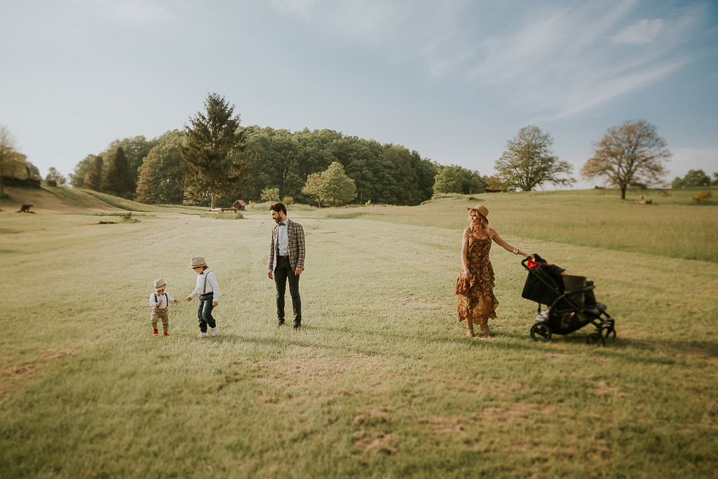 foto passeggiata di famiglia al parco