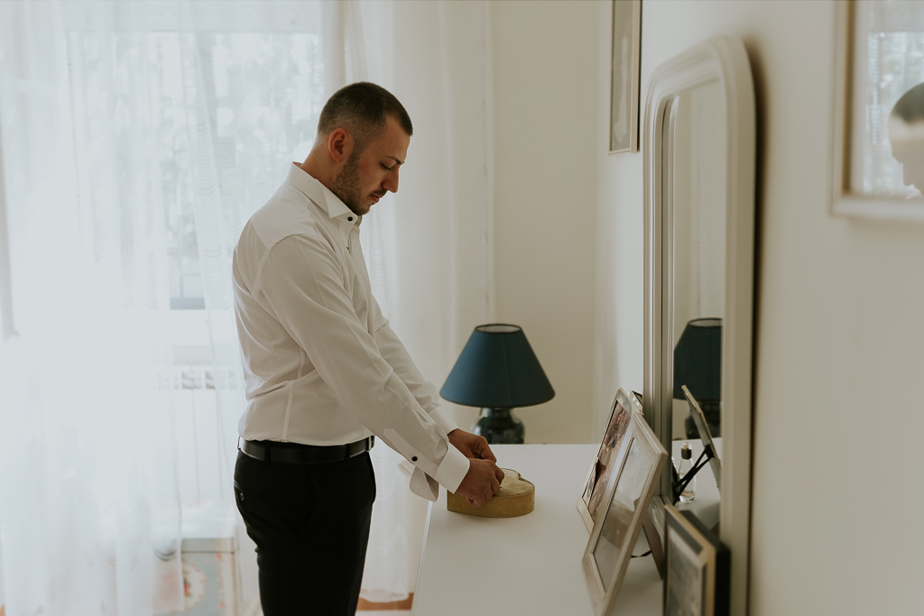 lo sposo si prepara per il matrimonio a roma
